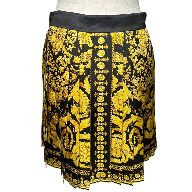 Versace Mini Pleated, Barocco<br />
<br />
Size 42<br />
<br />
In excellent condition.