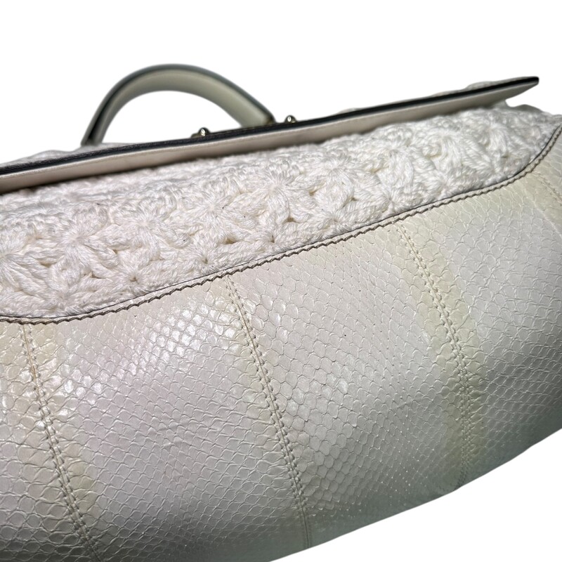 D&G Sicily Woven Large Tote

Dimensions:
DEPTH	5 in
HEIGHT	11 in
WIDTH	12 in

In good condition. Light staining throughout the leather.

Does not come with the original dust bag or box.