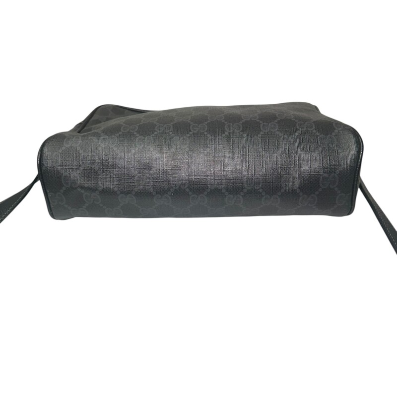 Gucci Sherry Line Shoulder Bag

Code: 56 02 088

Dimensions:
9.8W x 6.7H x 2.8in
Shoulder Drop 21in

In very good condition.

Does not come with the original dust bag or box.