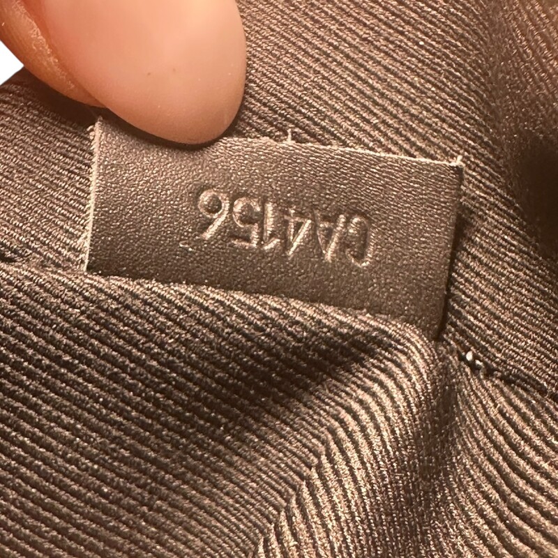 Louis Vuitton District PM Damier Navy Leather

Date Code: CA4156

Dimensions:
10.2 x 7.9 x 2.8 inches
(Length x Height x Width)

In very good condition.  Light wear to the corners

Does not come with the original dust bag or box.