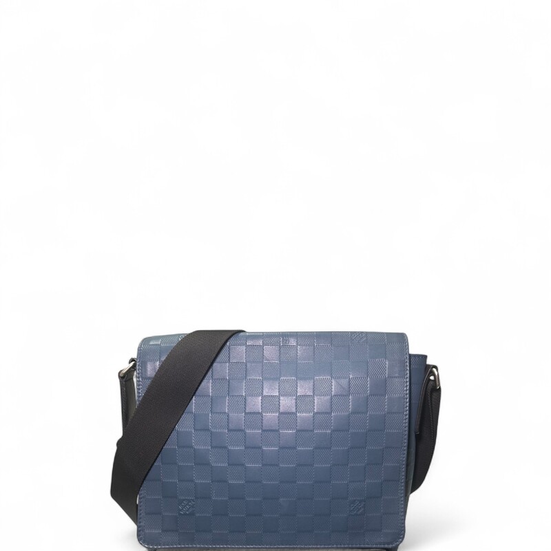 Louis Vuitton District PM Damier Navy Leather

Date Code: CA4156

Dimensions:
10.2 x 7.9 x 2.8 inches
(Length x Height x Width)

In very good condition.  Light wear to the corners

Does not come with the original dust bag or box.