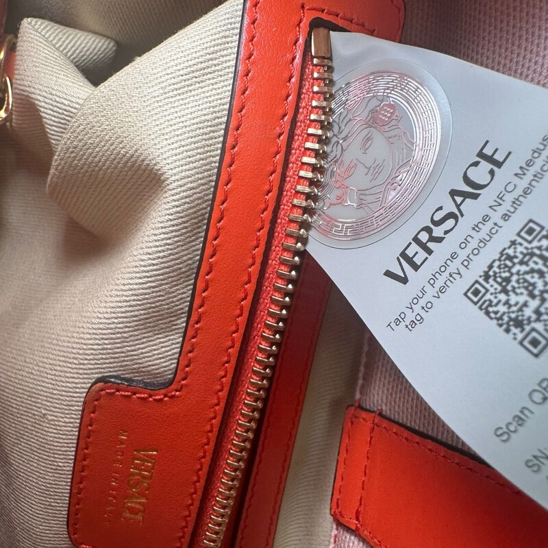 Versace La Medusa Barocco Bolso Sea Tote Small

Date Code: 04488442467580

Dimensions:
11.7in W x 5.75inD x 9.5in H
Handle Drop: 5in
Strap dropp 18in

In very good condition. Light staining to the sides of the bag.

Does not come with the original dust bag or box.