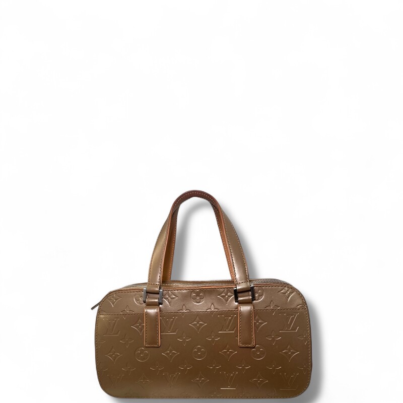 Louis Vuitton Shelton Mat Gold

Date Code:  TH0014

Dimensions:
Height
5.91
Length
12.6
Depth
6.69

In very good condition. Light wear to the handles.

Comes with the original dust bag. No box.