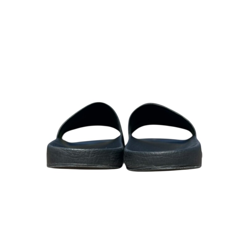 Gucci Guccy Black Slides<br />
<br />
Size 7<br />
<br />
In Good Condition.<br />
<br />
Does not come with the original dust bag or box.