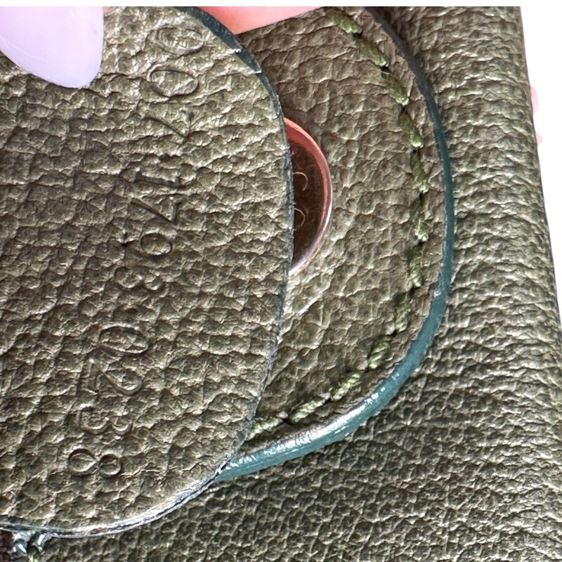 Gucci Suede Bamboo Handle Crossbody

Heighth 5-1/2 inches
Width 6 inches
Depth 3 inches
Strap drop 24 inches

Good Condition

Does not come with original dustbag or box