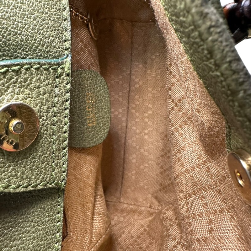 Gucci Suede Bamboo Handle Crossbody

Heighth 5-1/2 inches
Width 6 inches
Depth 3 inches
Strap drop 24 inches

Good Condition

Does not come with original dustbag or box