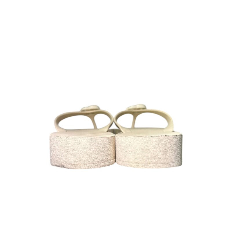 Gucci Double White G Rubber Flip Flop<br />
<br />
Size:  41<br />
<br />
Code: 655463<br />
<br />
Condition: Marks on side and top<br />
<br />
Does not come with dust bag or box.