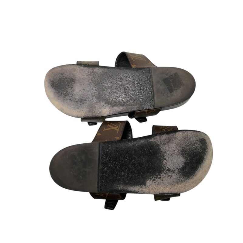 Louis Vuitton Bom Dia Monogram Leather Sandals<br />
<br />
Size: 38<br />
<br />
Style Code: MA0212<br />
<br />
In very good condition. Minor scuffs on the leather and some marks on the bottom.<br />
<br />
Comes with original dust bag and box.
