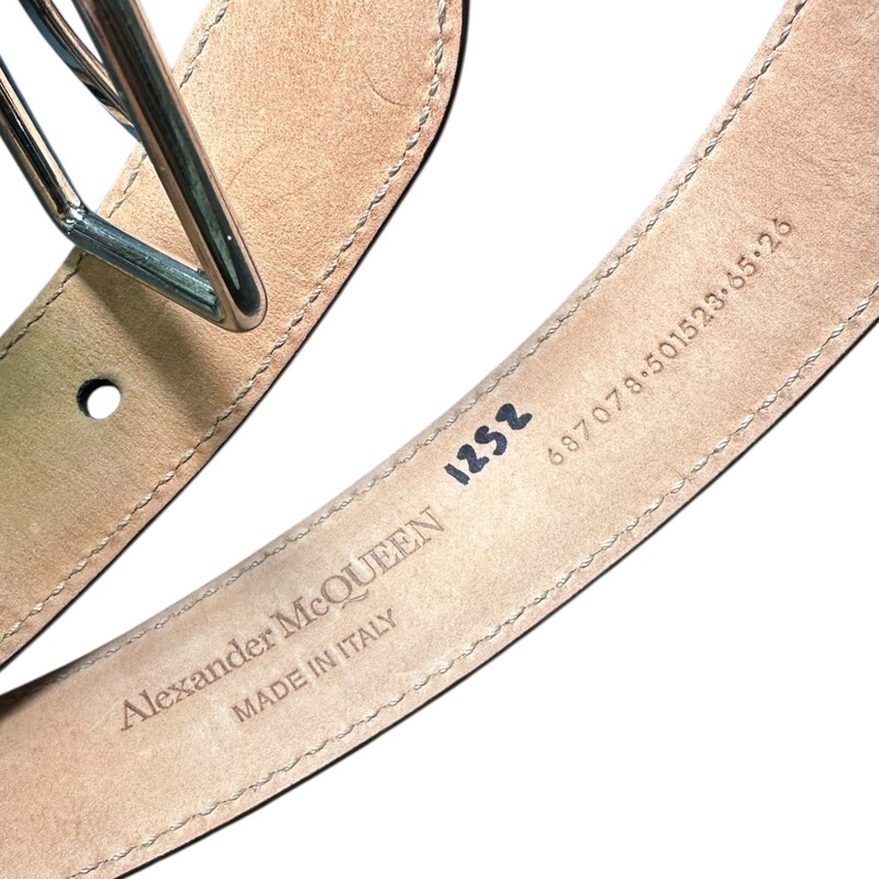 Alexander Mcqueen Silver Skull belt Size 65 Xsmall<br />
<br />
Style Code: 687078.501523<br />
<br />
Very good condition. Minor sctaches on hardware.<br />
<br />
Does not come with original dust bag or box.