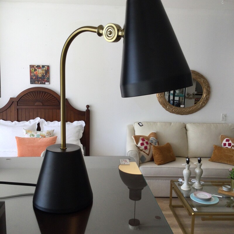 Metal Table / Desk Lamp
Black & Gold
Size: 18 In