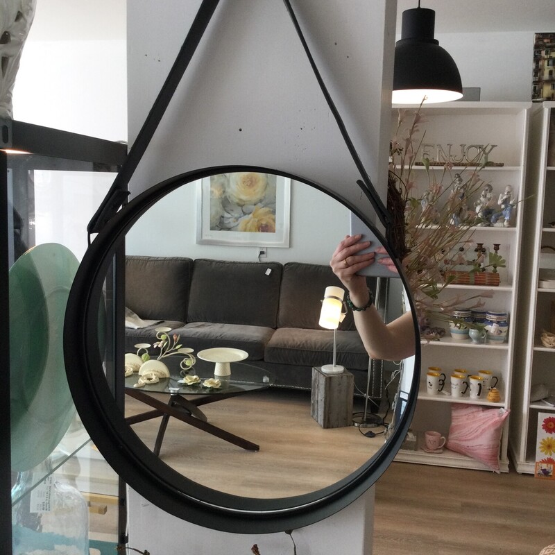 Round Mirrror
Black