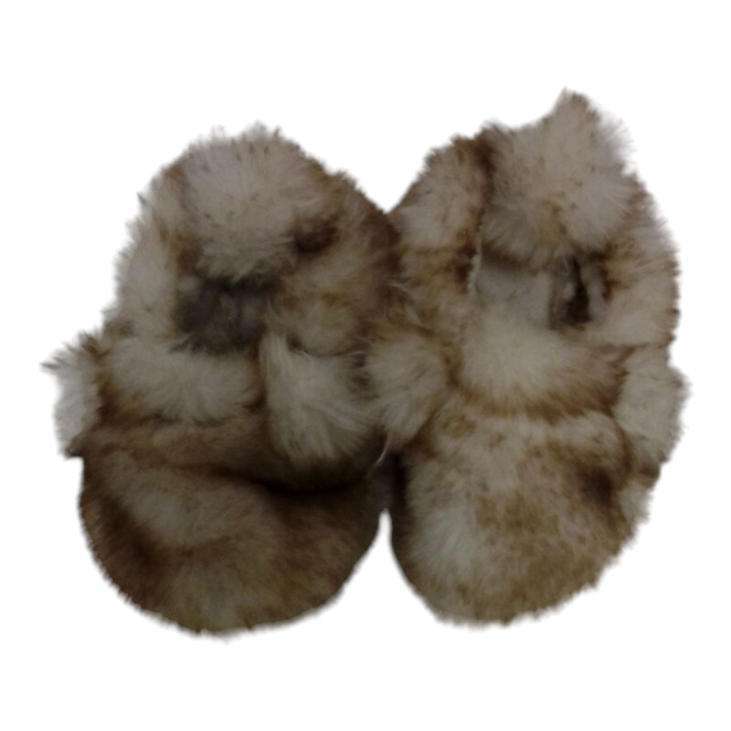 Furry Slippers, Kids, Size: NB

Located at Pipsqueak Resale Boutique inside the Vancouver Mall, Suite 230, (upstairs between Round 1 and Golds Gym) or online at: #pipsqueakresale

All items are photographed prior to being steamed. Cross posted, items are located at #PipsqueakResaleBoutique, payments accepted: cash, paypal & credit cards. Any flaws will be described in the comments. More pictures available with link above. Local pick up available at the #VancouverMall, tax will be added (not included in price), shipping available (not included in price, *starts at $9.99; please contact regarding shipment of toys or other larger items), item can be placed on hold with communication, message with any questions. Join Pipsqueak Resale - Online to see all the new items! Follow us on IG @pipsqueakresale / Facebook @pipsqueakresaleboutique & Thanks for looking! Due to the nature of consignment, any known flaws will be described; ALL SHIPPED SALES ARE FINAL. All items are currently located inside Pipsqueak Resale Boutique as a store front items purchased on location before items are prepared for shipment will be refunded.

#resalerocks #shopsmall #pipsqueakresale #shopvanmall #vancouverwa #portland #reusereducerecycle #fashiononabudget #chooseused #consignment #savemoney #shoplocal #weship  #shopvanmall #vancouvermall #vancouver #vancouverwashington #keepusopen #shoplocalonline #resale #resaleboutique #mommyandme #minime #fashion #reseller #usedclothing #usedtoys #secondhand #consign #store #clothes #womensclothes #kidsclothes #shopvancouvermall