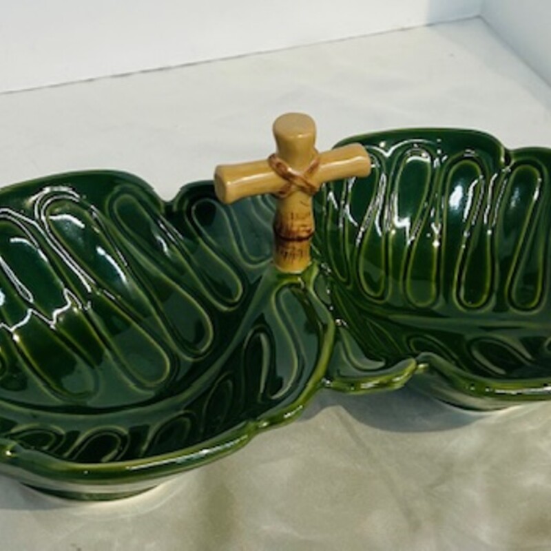 Leaf 2 Bowl Divided Dish
Green Tan
Size: 14x7x5H
