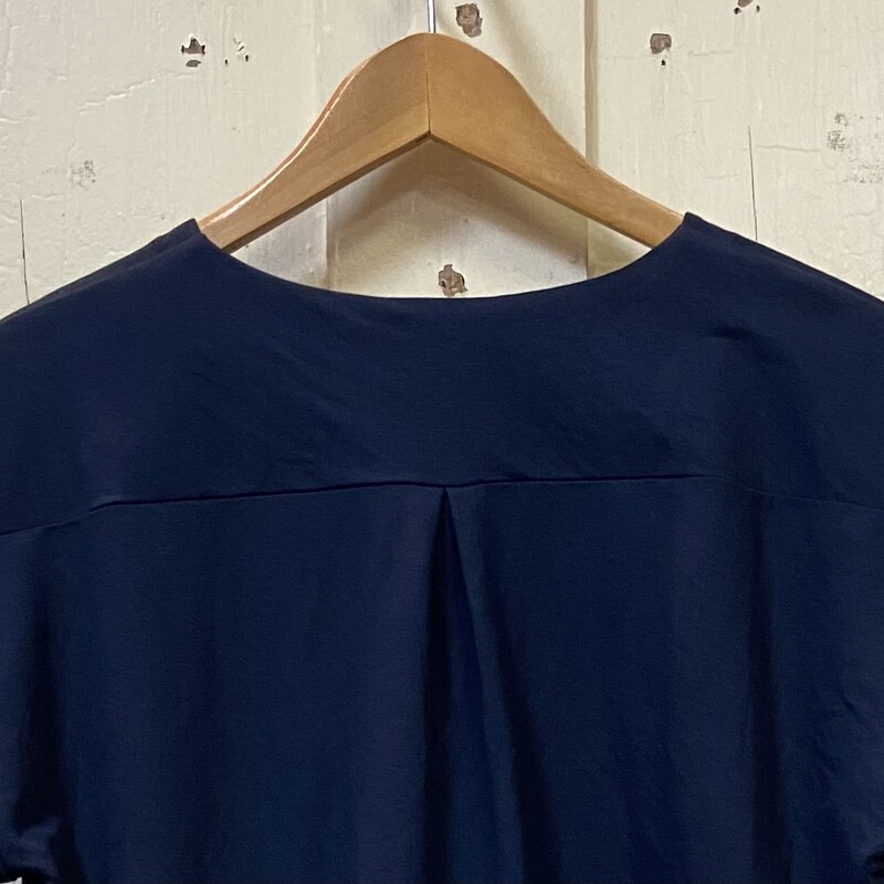 Navy Cuff Slv Top<br />
Navy<br />
Size: L R $40