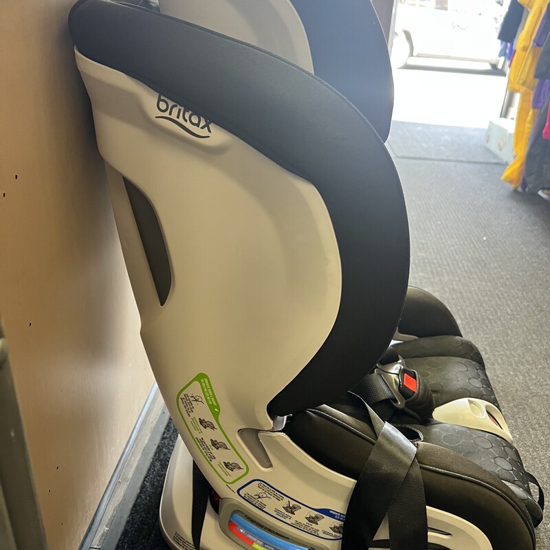 Britax Boulevard Clicktight Car Seat, Black, Size: 3 In 1<br />
Manufacturing Date:March 15 2019 - Valid Until 2029<br />
Rear Facing: 5-40lbs<br />
Forward Facing:22-65lbs<br />
Includes instructions and rebar.