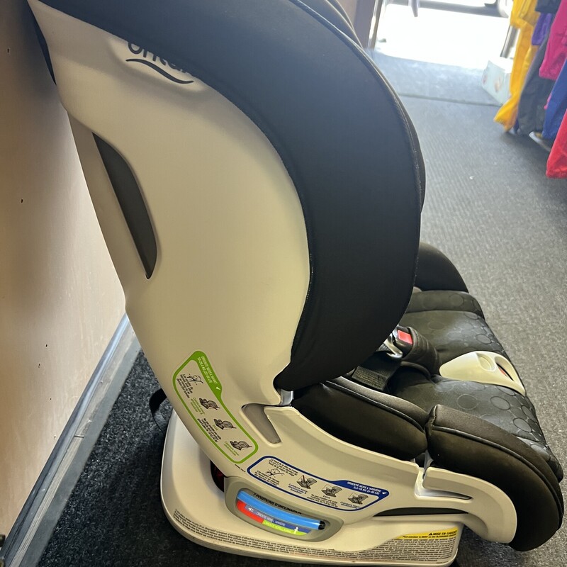 Britax Boulevard Clicktight Car Seat, Black, Size: 3 In 1
Manufacturing Date:March 15 2019 - Valid Until 2029
Rear Facing: 5-40lbs
Forward Facing:22-65lbs
Includes instructions and rebar.
