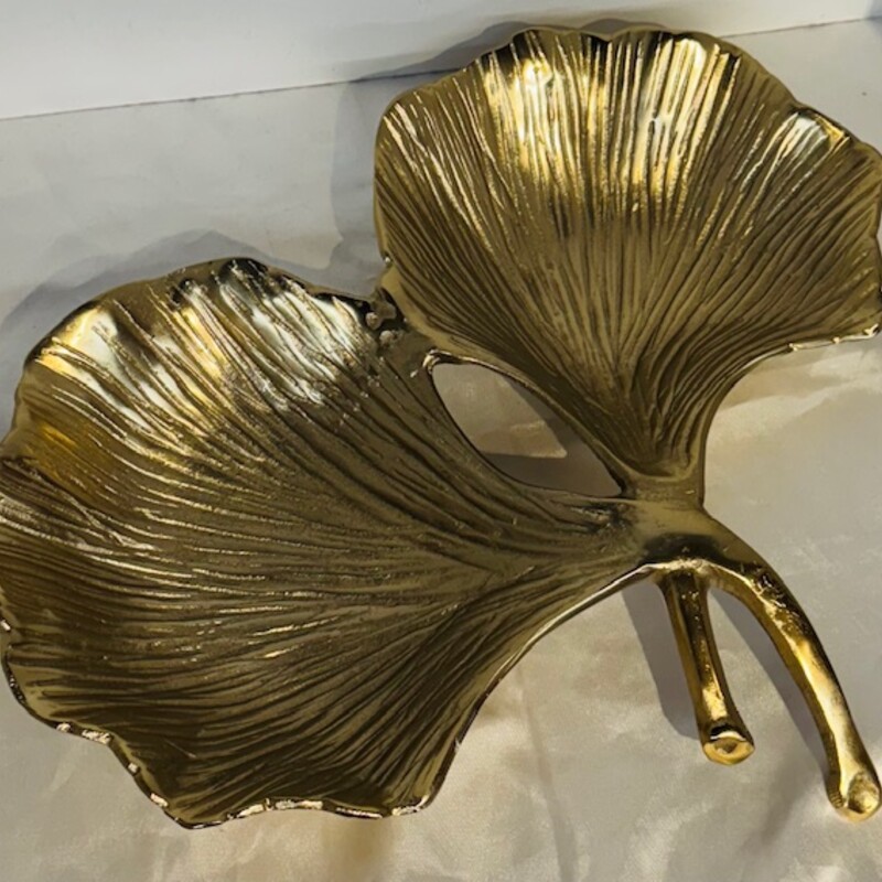 Textured Double Leaf Dish
Gold
Size: 15Wx13D