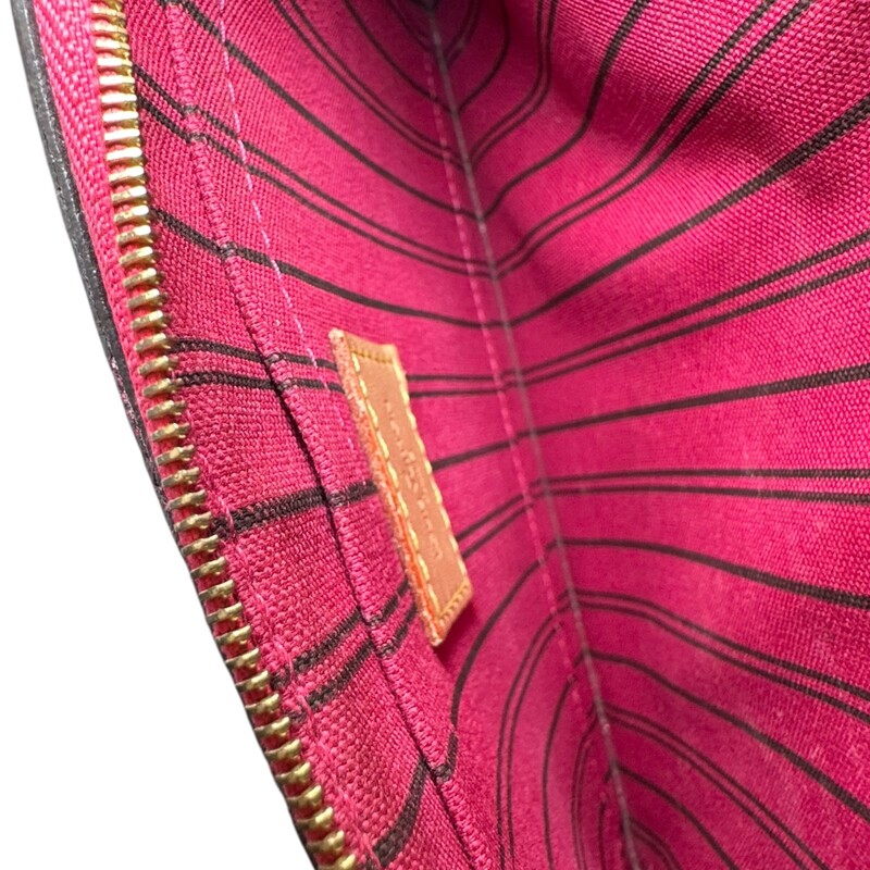 Louis Vuitton Pochette Monogram MM with Fushia Interior<br />
<br />
Date Code: SD1109<br />
<br />
Dimensions:<br />
Length: 9.5 in<br />
Height: 5.75 in<br />
Width: 0.25 in<br />
Drop: 5.5 in<br />
<br />
In very good condition. Light wear to the hardware.<br />
<br />
Does not come with the original dust bag or box.
