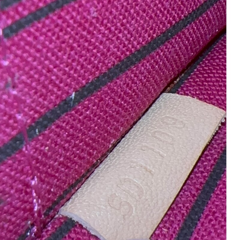 Louis Vuitton Pochette Monogram MM with Fushia Interior

Date Code: SD1109

Dimensions:
Length: 9.5 in
Height: 5.75 in
Width: 0.25 in
Drop: 5.5 in

In very good condition. Light wear to the hardware.

Does not come with the original dust bag or box.