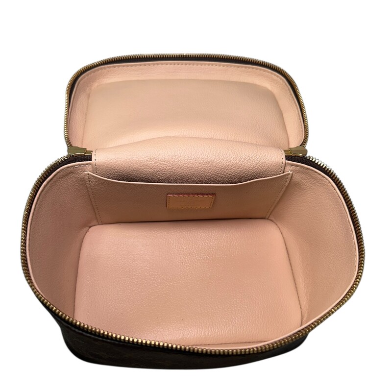 Louis Vuitton Vanity Nice Nano<br />
<br />
Date Code: Chipped<br />
<br />
Dimensions:<br />
5.5 x 4 x 3.3 inches<br />
(Length x Height x Width)<br />
<br />
In good condition. Wear to the top of the handle and lightly on the interior.<br />
<br />
Comes with the original dust bag.