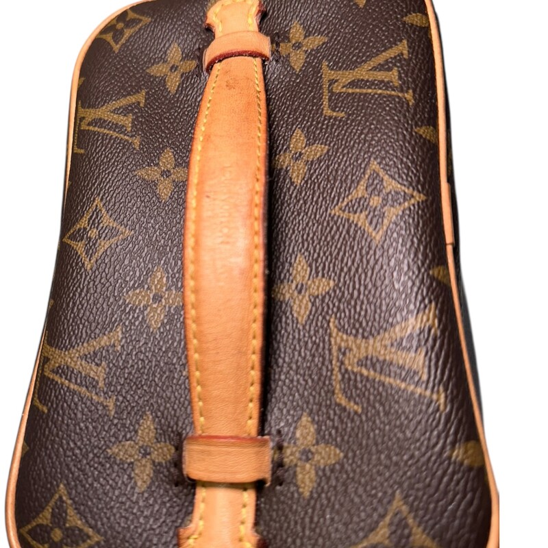 Louis Vuitton Vanity Nice Nano<br />
<br />
Date Code: Chipped<br />
<br />
Dimensions:<br />
5.5 x 4 x 3.3 inches<br />
(Length x Height x Width)<br />
<br />
In good condition. Wear to the top of the handle and lightly on the interior.<br />
<br />
Comes with the original dust bag.