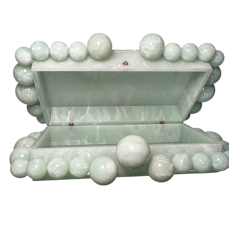 Cult Gaia Eos Box Clutch Light Green<br />
<br />
In excellent condition.<br />
<br />
Comes with the dust bag and box.