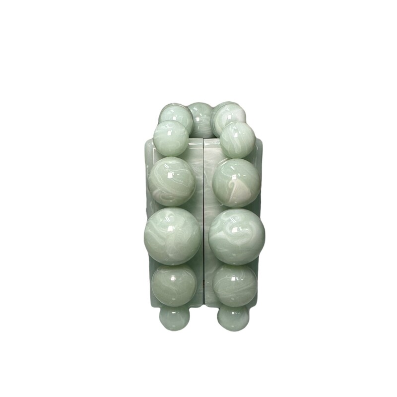 Cult Gaia Eos Box Clutch Light Green

In excellent condition.

Comes with the dust bag and box.