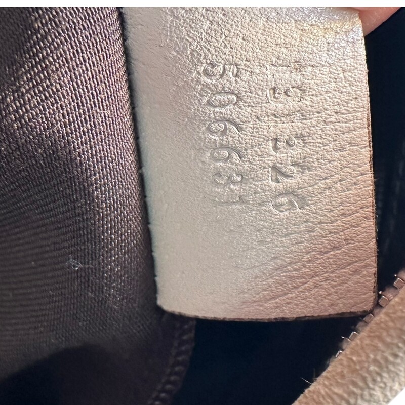 Gucci Abbey Canvas Crossbody

Style Code:131326 506631

Dimensions:12''L x 11.41''H x 0.78''W

In very good condition. Some minor marks on the canvas and leather. Some tarnshing of the hardware.

Does not come with original dust bag or box.