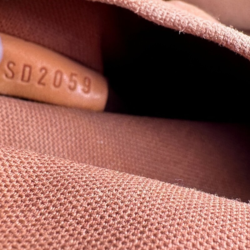 Louis Vuitton Tivoli Monogram GM<br />
<br />
Date Code: SD2059<br />
<br />
Dimnesions:<br />
<br />
Base length: 13 in<br />
Height: 11.5 in<br />
Width: 7.5 in<br />
Drop: 6.25 in<br />
<br />
In fair condition. Some wear to the handles, corner wear, slight tarnishing of the hardware.<br />
<br />
Does not come with original dust bag or box.