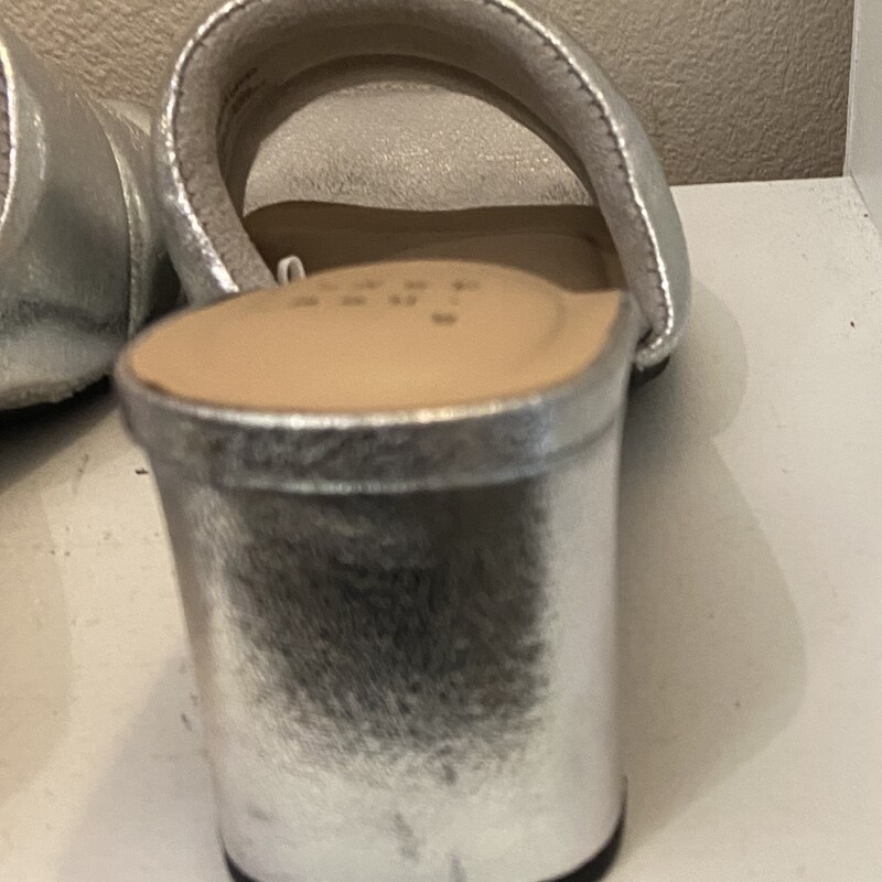 Slv Puffy Heel<br />
Silver<br />
Size: 8