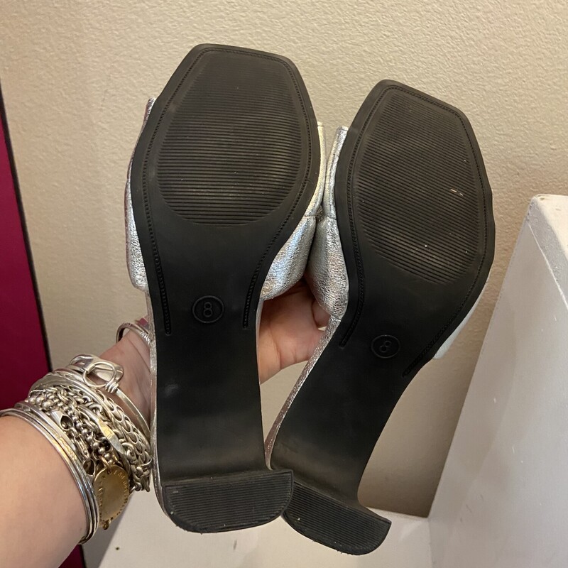 Slv Puffy Heel<br />
Silver<br />
Size: 8