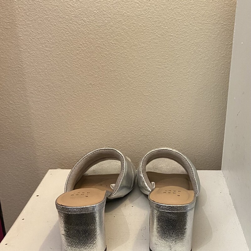Slv Puffy Heel<br />
Silver<br />
Size: 8