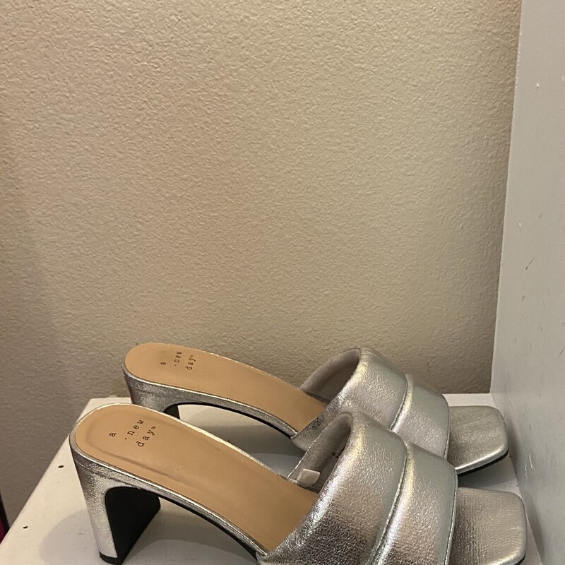 Slv Puffy Heel<br />
Silver<br />
Size: 8