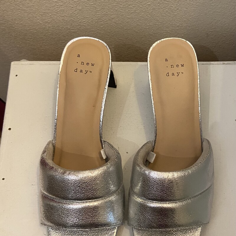 Slv Puffy Heel<br />
Silver<br />
Size: 8