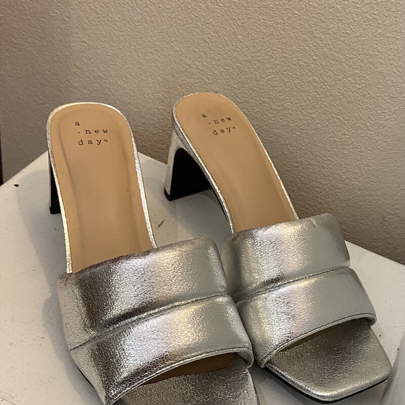 Slv Puffy Heel<br />
Silver<br />
Size: 8