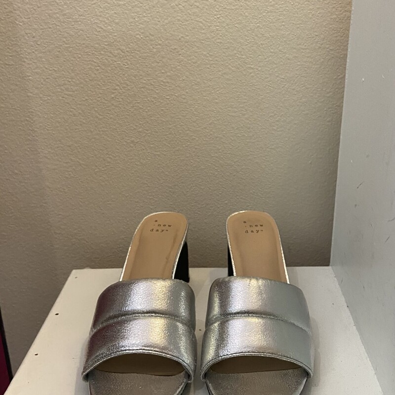 Slv Puffy Heel<br />
Silver<br />
Size: 8