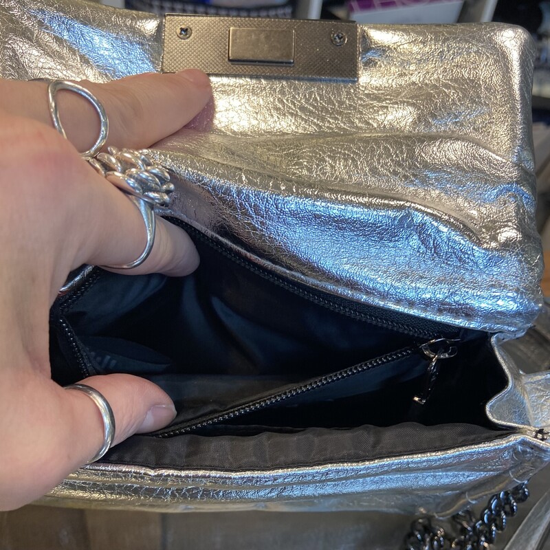 Slv Met Pffy Purse<br />
Silver<br />
Size: R $148