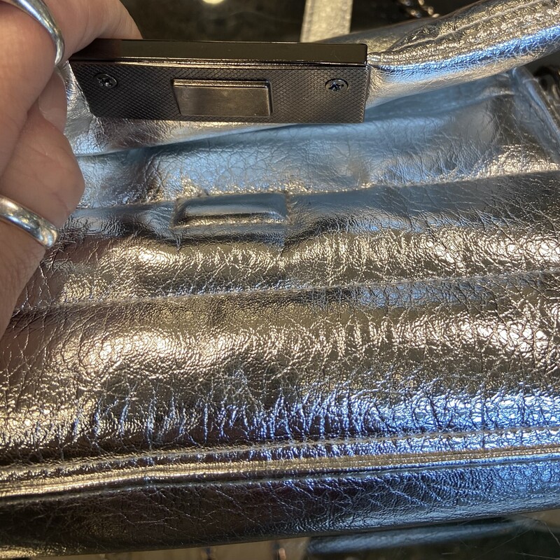 Slv Met Pffy Purse<br />
Silver<br />
Size: R $148