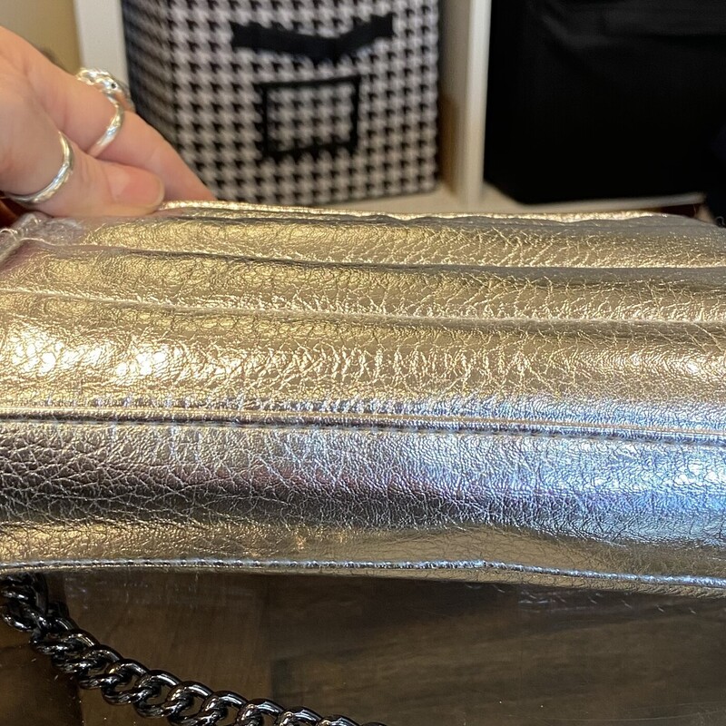 Slv Met Pffy Purse<br />
Silver<br />
Size: R $148