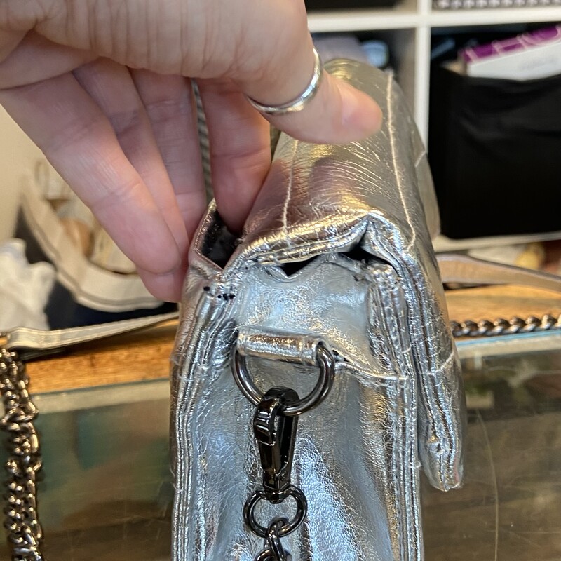 Slv Met Pffy Purse<br />
Silver<br />
Size: R $148