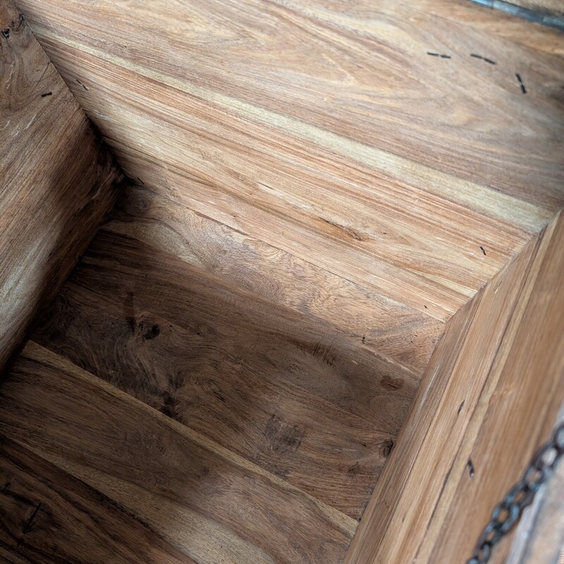 Wood Cube Trunk, Missing 1 Hinge-As Is<br />
22 x 22 x23h