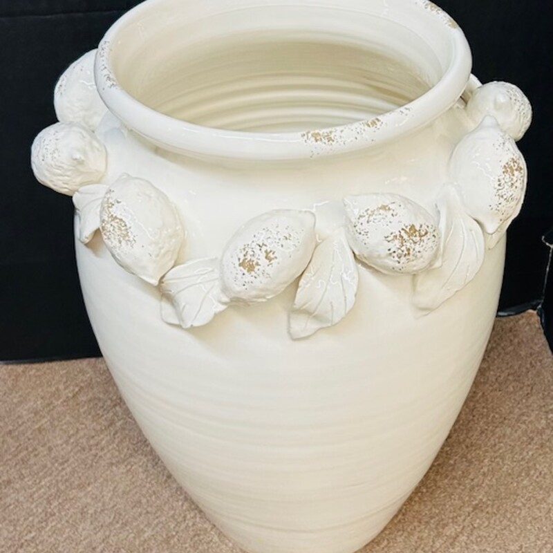 Italian Imported 3D Lemons Planter
White Italian Pottery
Size: 13x18.5H
Center Drain Hole
Hand Thrown and Hand Painted
NEW Retail $400+
Coordinating Colors Sold Separately