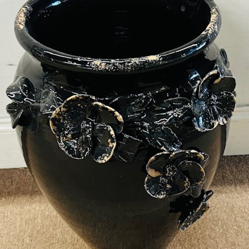 Italian Imported 3D Floral Planter
Distress Black Italian Pottery
Size: 13x18.5H
Center Drain Hole
Hand Thrown and Hand Painted
NEW Retail $400+
Coordinating Colors Sold Separately