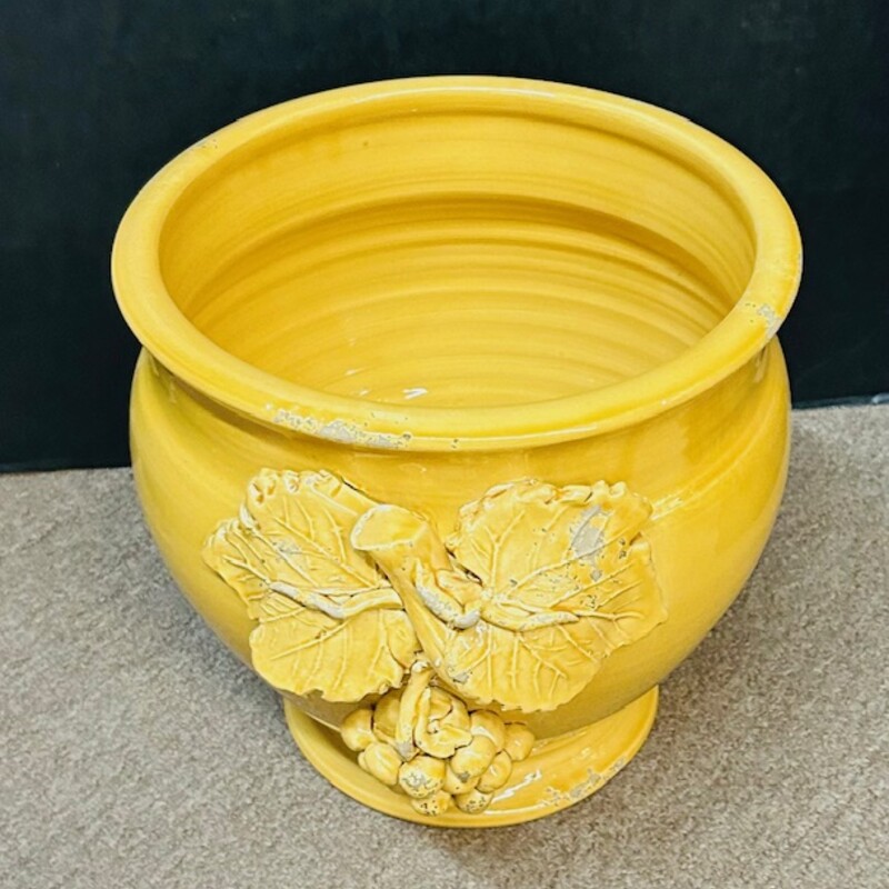 Italian Imported Grape Planter
Gold 3D  Pottery with Center Drain Hole
Size: 9.5x10H
Hand Thrown and Hand Painted
NEW Retail $140+
Coordinating Colors Sold Separately