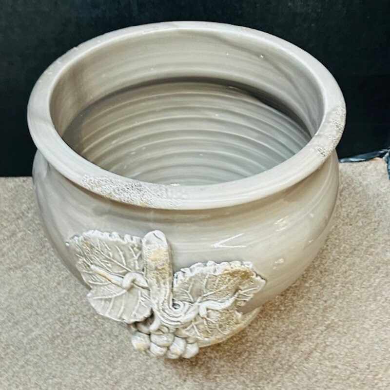 Italian Imported Grape Planter
Grey 3D  Pottery with Center Drain Hole
Size: 9.5x10H
Hand Thrown and Hand Painted
NEW Retail $140+
Coordinating Colors Sold Separately