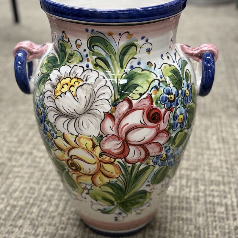 Italian Imported Floral Planter
Green Pink Blues White Yellow
Size: 14x18
Italian Imported Planter
Hand Thrown and Hand Painted
Center Drain Hole
NEW Retail $200+
Coordinating Colors Sold Separately