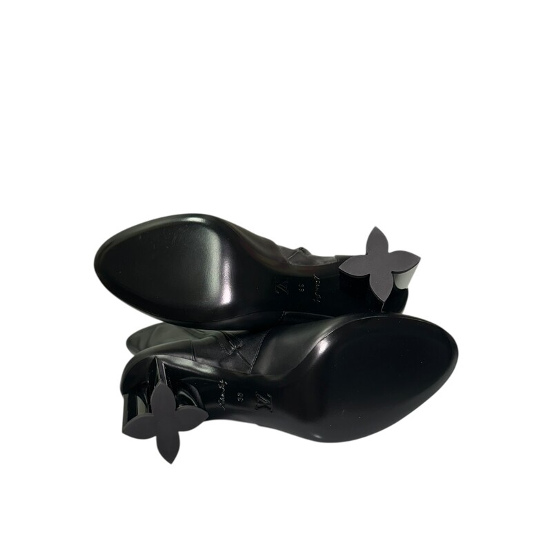 Louis Vuitton Uniformes Silhouette Ankle Black Boots<br />
<br />
Size: 38<br />
<br />
Code: LS0212<br />
<br />
In excellent condition.<br />
<br />
Does not come with the original dust bag or box.
