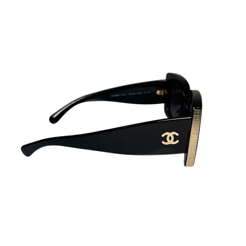 Chanel Black Square Sunglasses

Style Code: 5435-A

In very good condition. Faint sctraching on the lenses.

Come with original case. No box.
