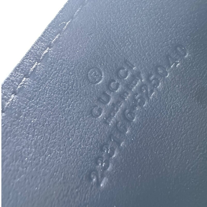 Gucci  Leather Logo Black Card Holder

Style Code: 233166.525040

In very good condition. Slight puffering of the leather.

Does not come with original dust bag or box.