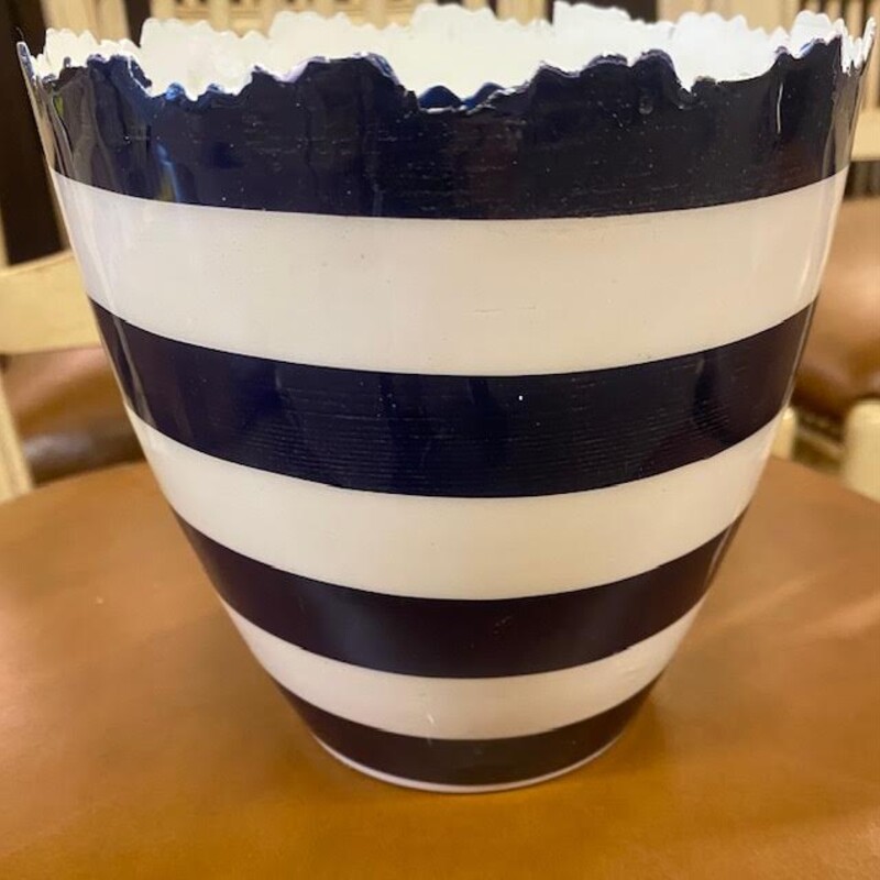 Striped Metal Jag Planter
Navy Cream Metal
Size: 5x5
NEW
Smaller Planter Sold Separately